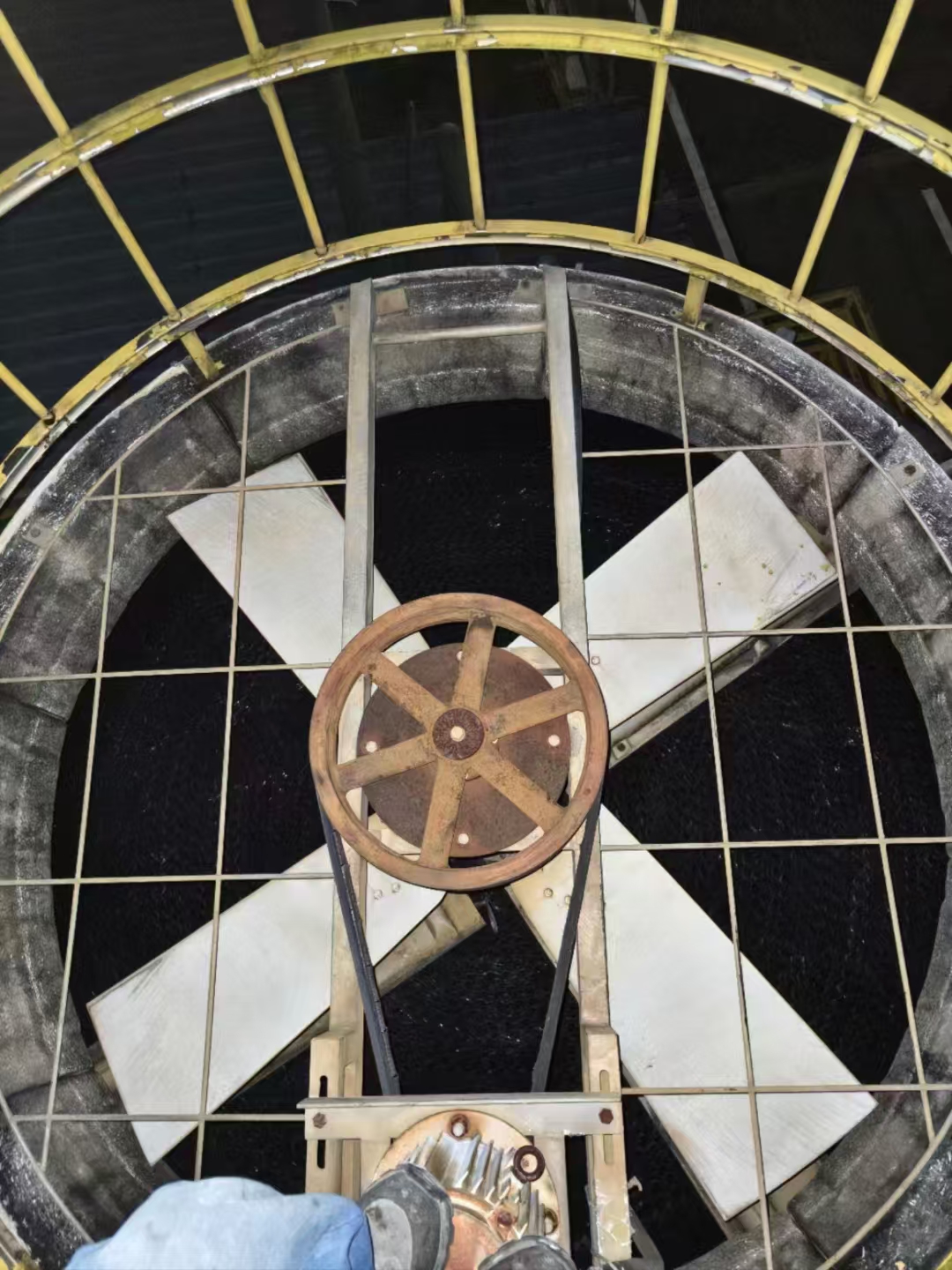 圆形玻璃钢冷却塔核心维修内容 (一)玻璃钢塔体修复 裂缝修补工艺 基面处理:打磨至露出玻璃纤维层(拉拔强度≥1.5MPa) 分层修复:环氧树脂底漆→玻璃纤维布增强(0.4mm无碱布)→聚氨酯面漆(耐候型)